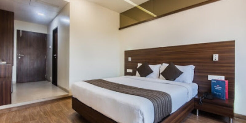 OYO 7136 Solitaire Residency